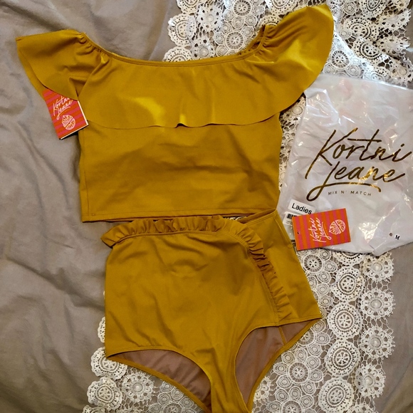 kortni jeane ruffle around top